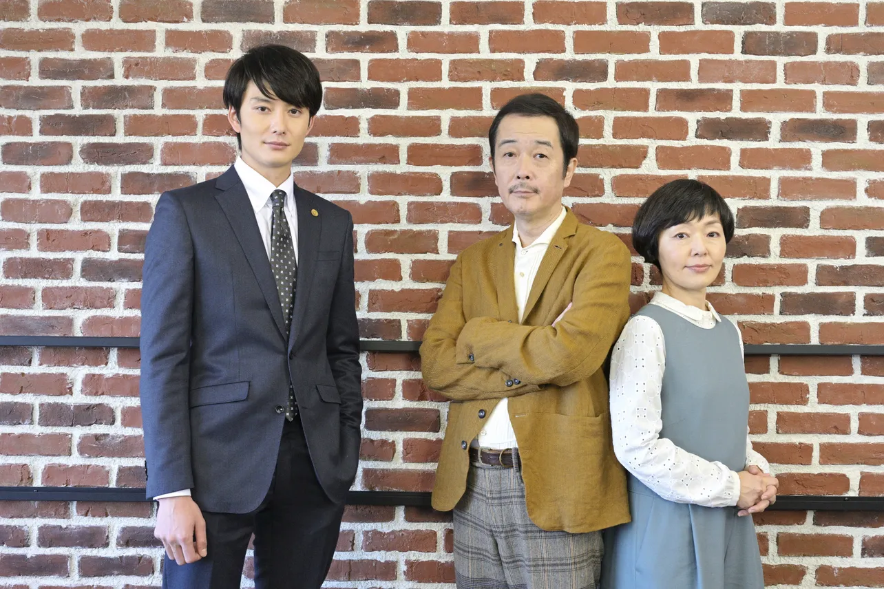 「ドラマスペシャル『離婚なふたり』」に出演する岡田将生、リリー・フランキー、小林聡美(写真左から)