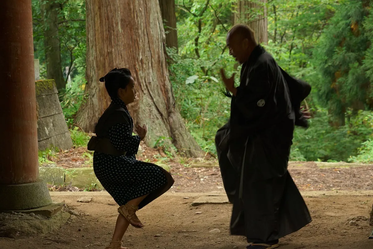 【写真を見る】若林瑠海演じる伊助に、“ナンバ走り”と呼ばれる走り方を伝授する竹中直人