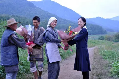 地元の方々から歓迎の花束が渡される