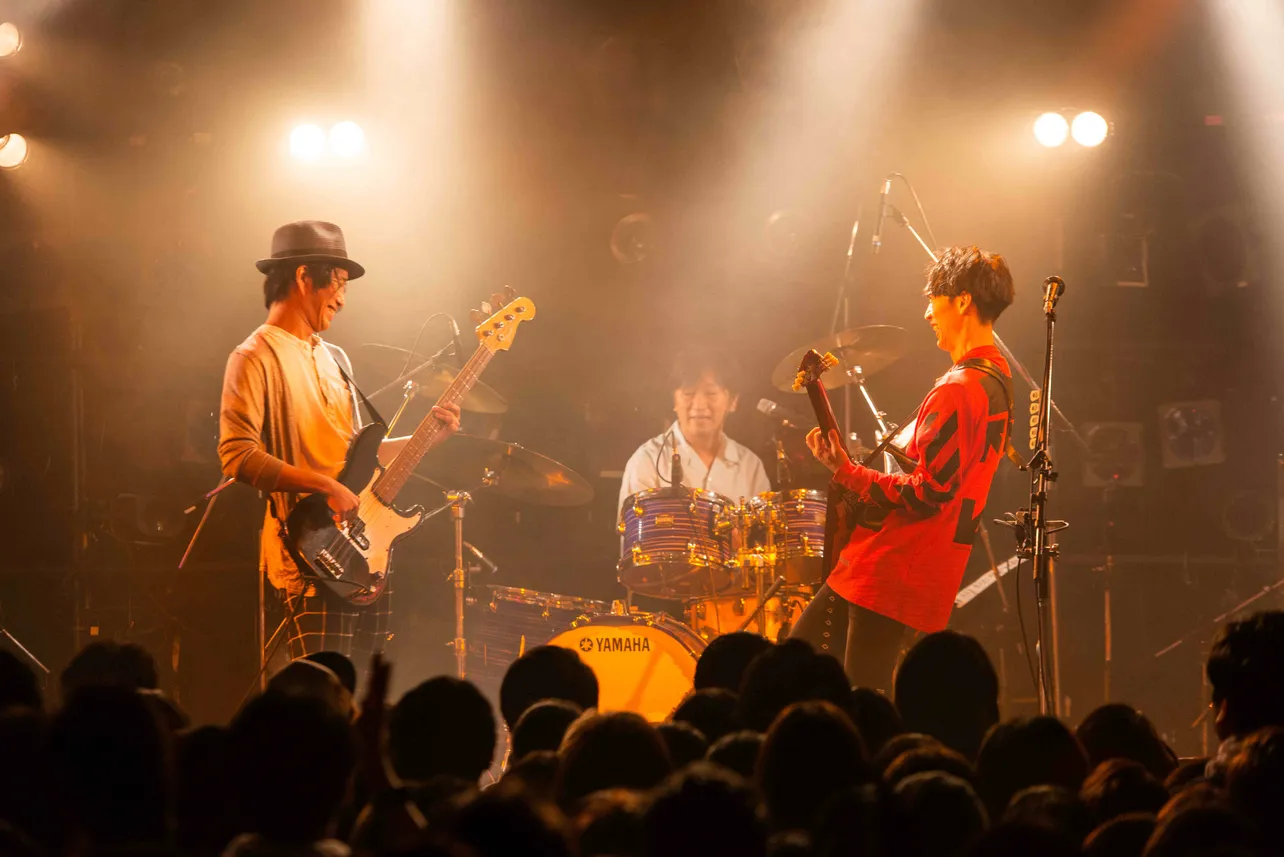 2018年ツアーの渋谷公演は、オープニングからフルスロットルで演奏。