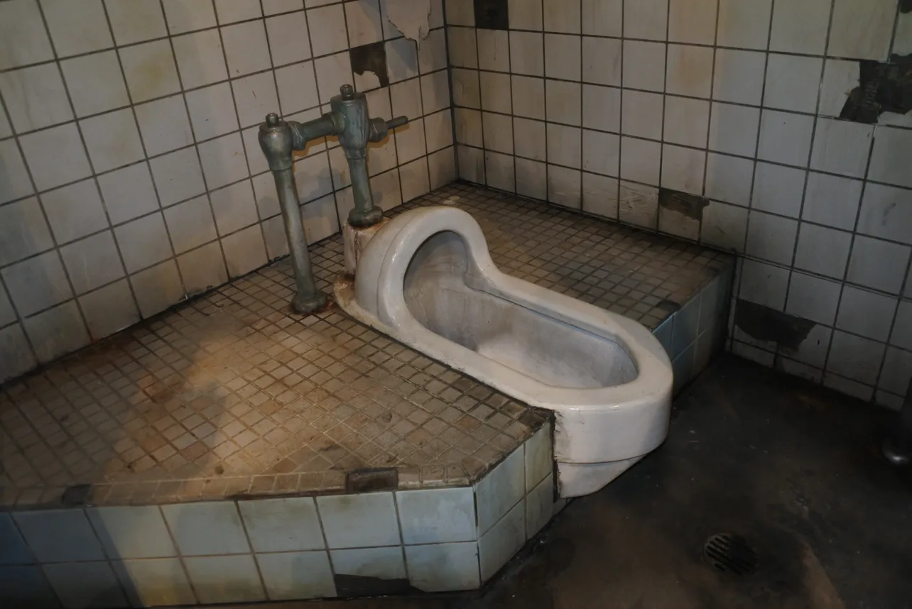 本物そっくりな汚れが施されている、発泡スチロールで作られた和式トイレ