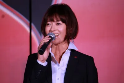 スーツでビシッと決めて登場した真木よう子