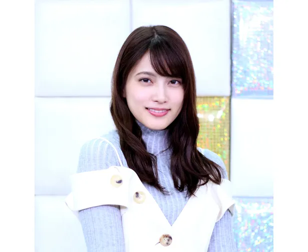 入山杏奈 スケートで華麗にへそ出しポーズを決めるも 実は Webザテレビジョン