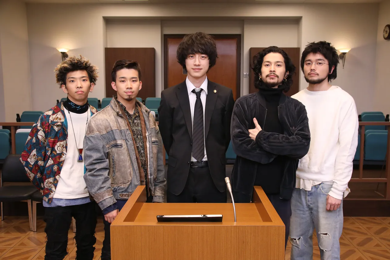 「イノセンス〜冤罪弁護士〜」の主題歌「白日」を歌うKing Gnuが撮影現場を訪問し、坂口健太郎らと初対面を果たした