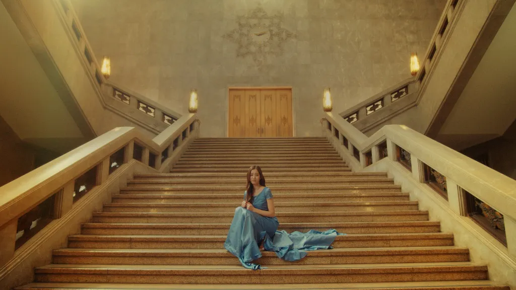 【写真を見る】まさに壮観！　博物館の大階段で美しい青のドレス姿披露した新木優子
