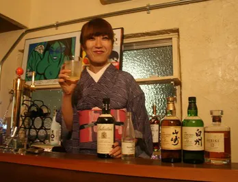 演出家・大宮エリーの「スナックエリー」に、松尾スズキら豪華メンバーが来店!!