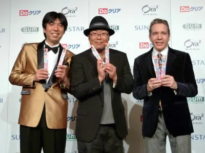 サンスター「2010 祝いハブラシ」キャンペーン発表会に登場したねづっち、木曽さんちゅう、デーブ・スペクター（写真左から）