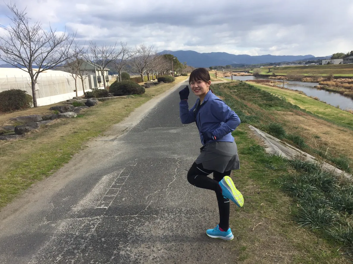 【写真を見る】走るポーズでニッコリ尾崎アナ
