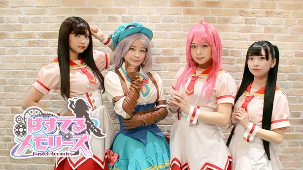 【写真を見る】アイドルがコスプレで「ぱすメモ」キャラに！