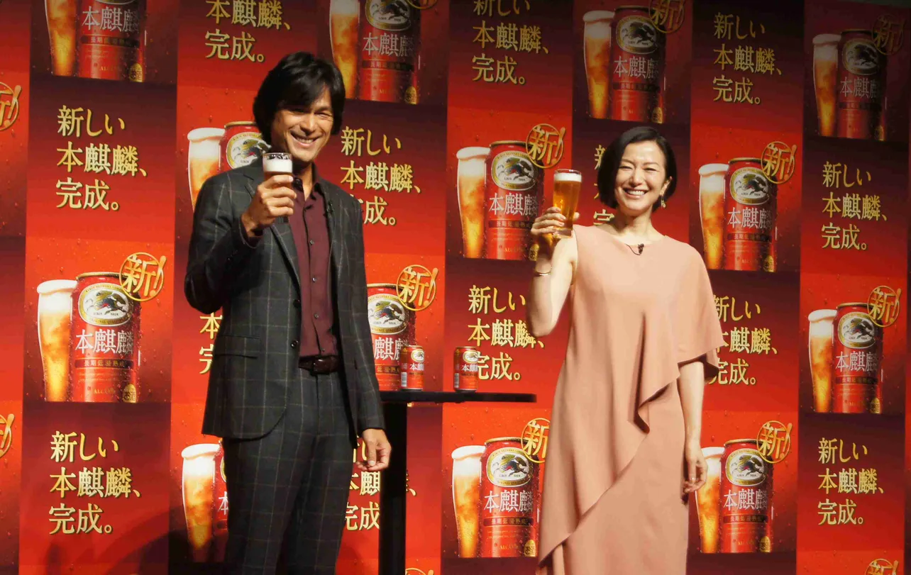 江口洋介と鈴木京香がまぶしい笑顔で「乾杯！」