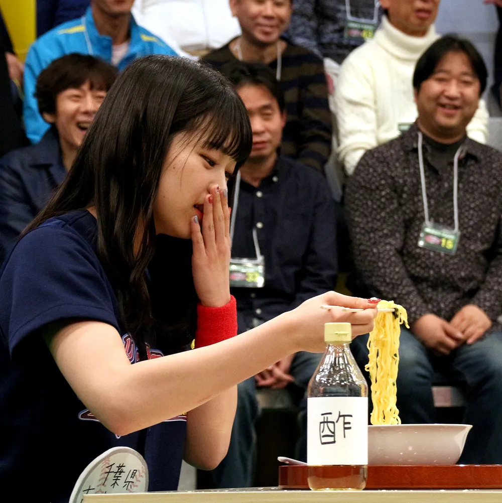 吉川七瀬は酢の強烈なにおいに思わず鼻をおさえる