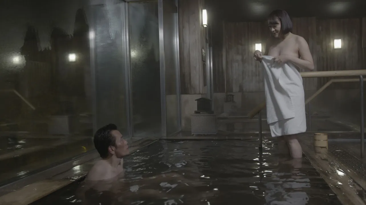 【写真を見る】Paravi限定のスピンオフ版では、遠藤憲一をこよなく愛するセクシー女優の西野翔が史上初の混浴インタビューに挑む