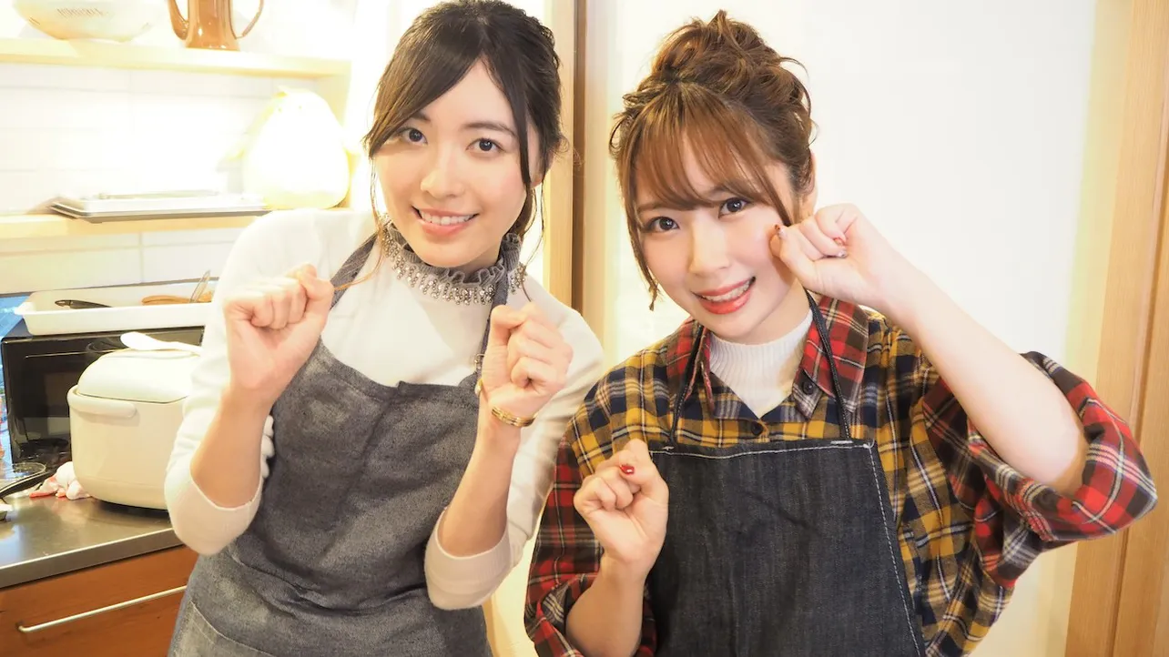 【写真を見る】ジャンルの違う丼モノなどを作り上げた松井珠理奈と高柳明音のエプロン姿