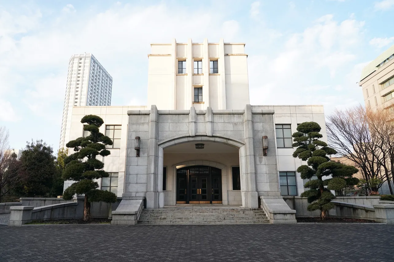 実際の東京裁判も行われた防衛省市ヶ谷記念館で、初めてドラマの撮影が行われた