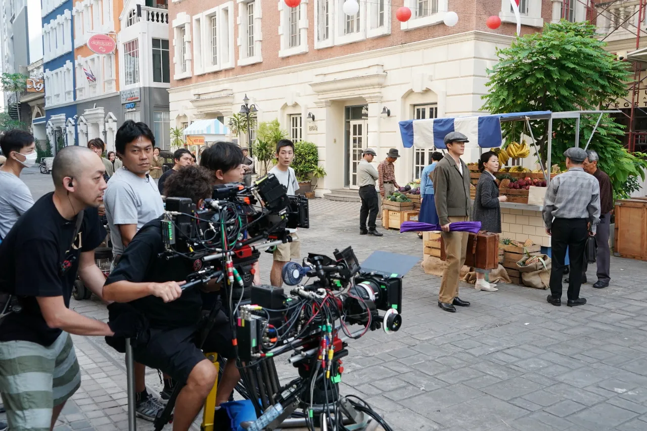 タイでも海外ロケを敢行し、バンコク市内の一角を借り切って撮影された