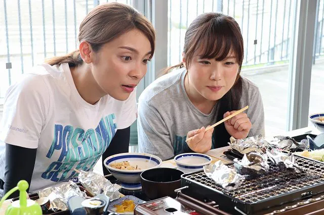 自転車旅の途中、名物料理に目がくぎ付けの鈴木聖奈＆秋元才加