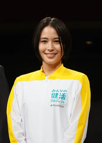 広瀬アリスが美しいヨガポーズを披露！「体ポカポカ」