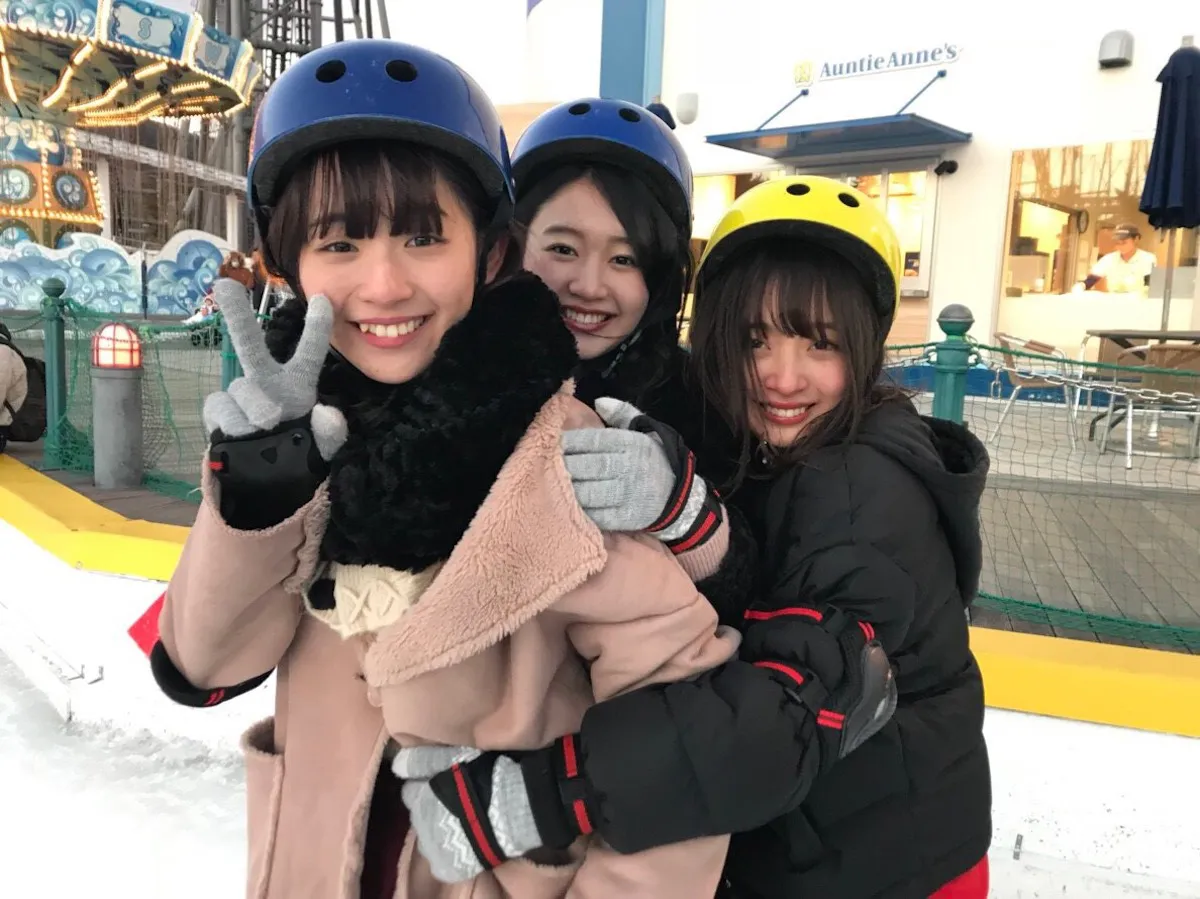 第2期メンバーチームの浅川梨奈、内村莉彩、渡邉幸愛(左から)