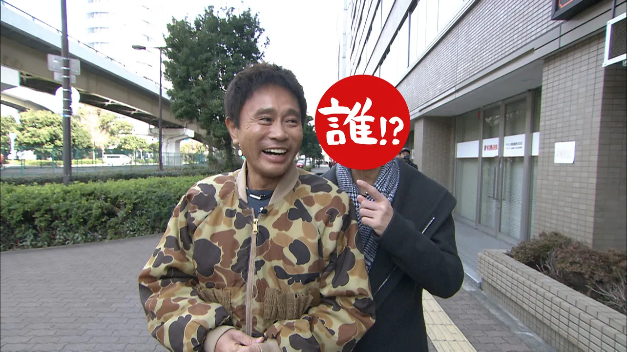 【写真を見る】ただひたすらしゃべりながら大阪・梅田を目指して歩き続ける二人