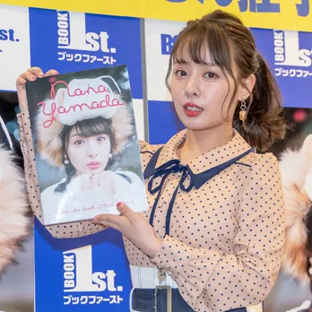 山田菜々、新作カレンダーは“いちご大福ボディー”