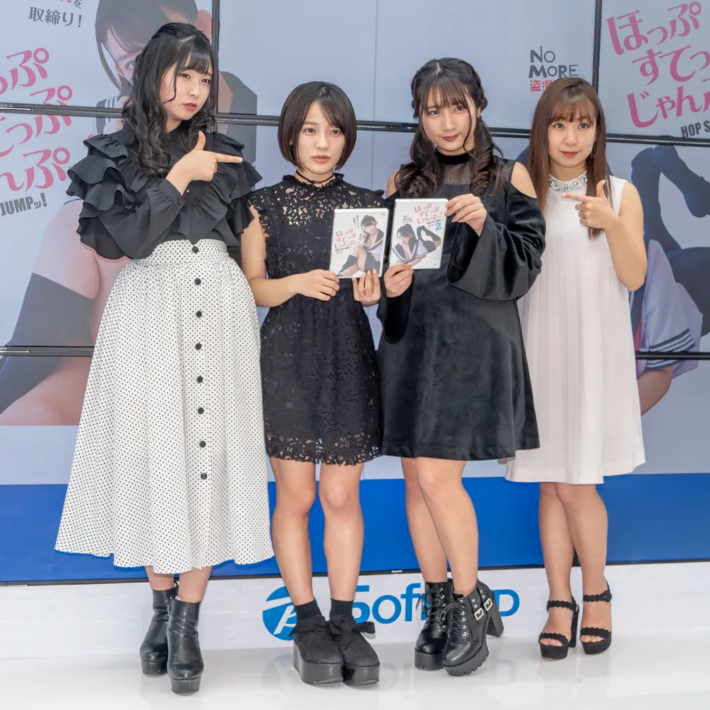 DVD発売イベントに登壇した谷口彩菜、天木じゅん、水沢柚乃、板野成美