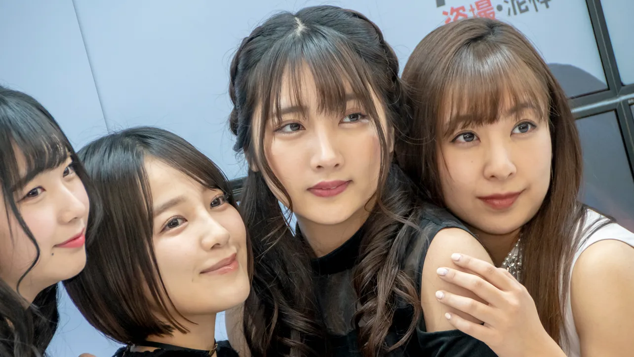 DVD発売イベントに登壇した谷口彩菜、天木じゅん、水沢柚乃、板野成美