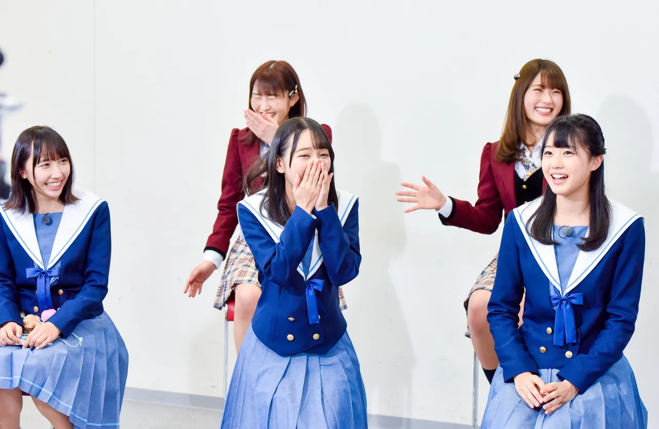 【写真を見る】スタジオにはNMB48の渋谷凪咲と川上礼奈がSTU48の応援に駆けつける