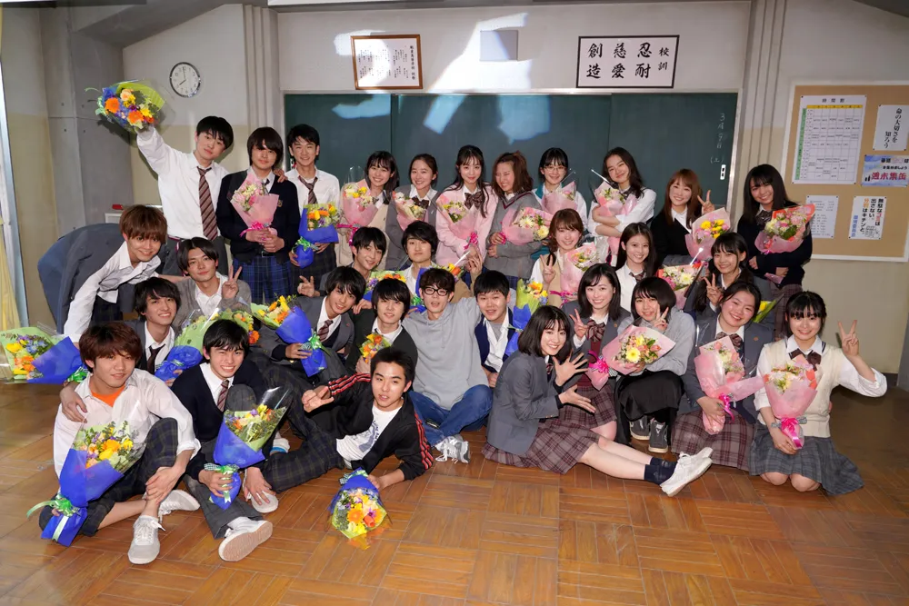 永野芽郁を除く3年A組生徒たちがクランクアップ。記念撮影では笑顔を見せた