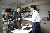 捜査資料管理室を訪れた虎丸(船越英一郎)に資料を差し出す明石(瀧川英次)