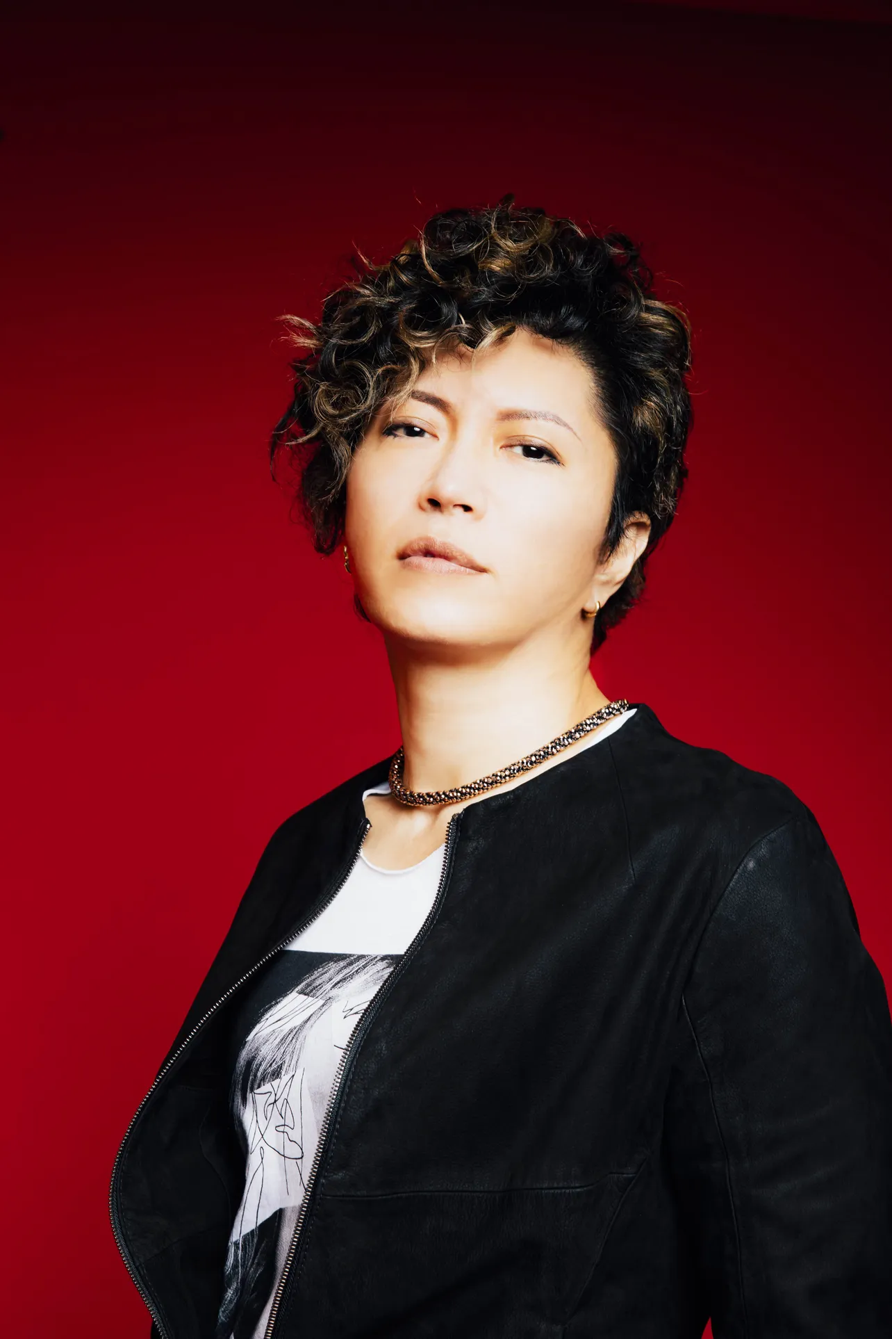 【写真を見る】“高校生”役が好評のGACKT