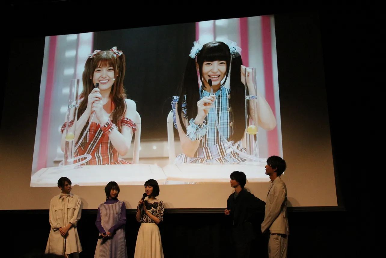 【写真を見る】浜辺美波は見どころのシーンとして松村沙友理演じるユメミとの2SHOTを選出！　ツインテールの天使が2人も…