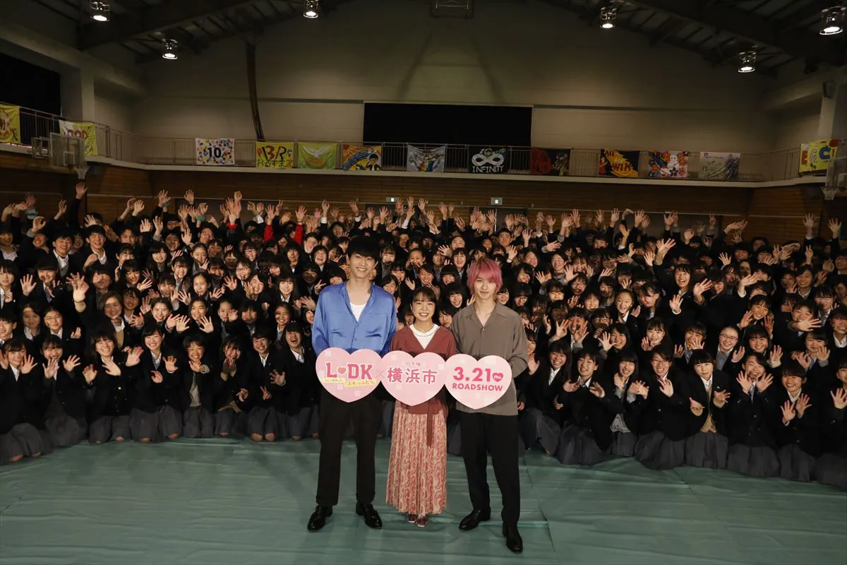 【写真を見る】3人の登場に会場は大盛り上がり！