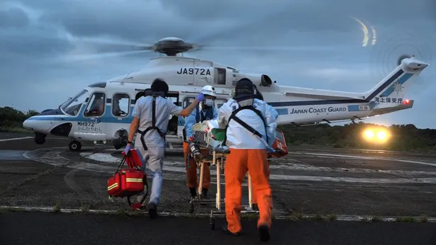 沖縄・小浜島の診療所では、フェリーやヘリでの緊急搬送にも密着する