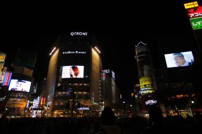【写真】YUI、清水翔太、JASMINEが渋谷3面ビジョンで美しいハーモニーを奏でる