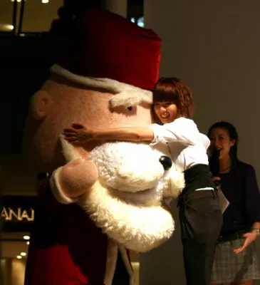 キム・ヒョナが、同施設のキャラクター・ナゾーラに抱き付く一幕も