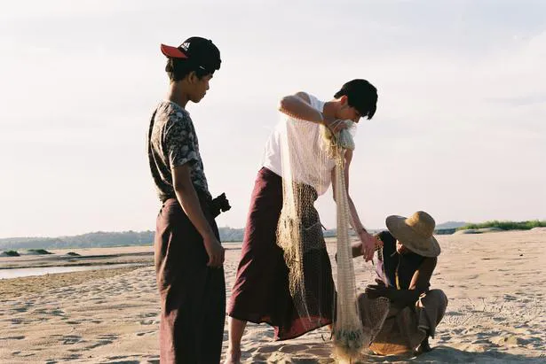 竹内涼真はミャンマーで伝統的な漁を体験する