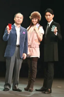 上戸彩&松田翔太がソフトバンクモバイルの新商品に大興奮!