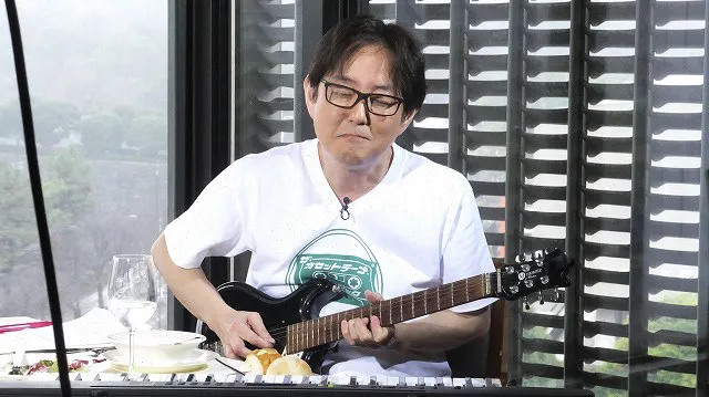 ギターソロの名フレーズを奏でるスージー鈴木