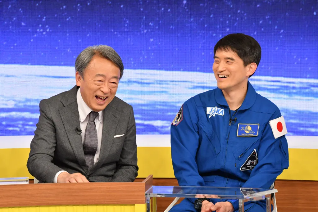 【写真を見る】“宇宙少年”だった中学生時代を思い出したという池上彰は、少年のような笑顔を見せる