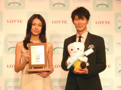 「ベストスマイル・オブ・ザ・イヤー2010授賞式」に登壇した（写真左から）松下奈緒、佐々木蔵之介