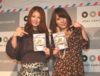 DVD発売記念イベントを行った初音みのりと桜木凛（写真左から）