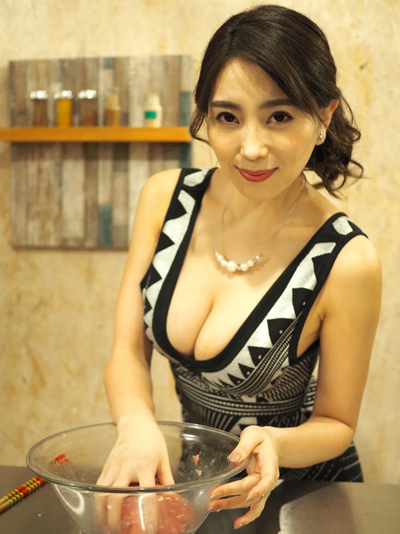 手料理を振る舞う“人妻”役・森咲智美。その手つきのエロさを松尾監督も大絶賛