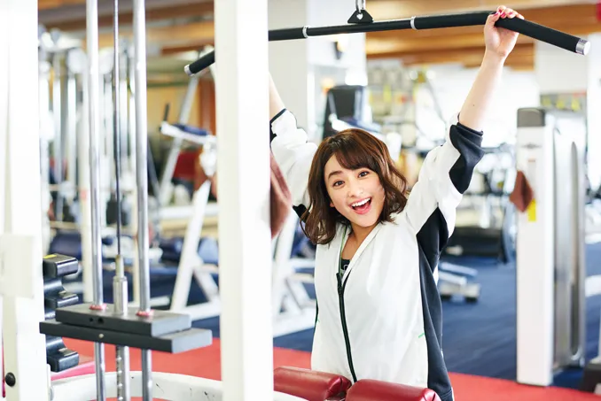 筋トレマシンでストレッチする平祐奈