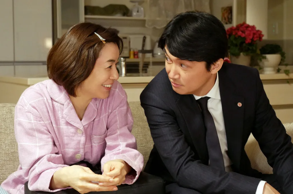 ドラマ「集団左遷!!」(TBS系)で、福山雅治(右)演じる片岡の妻を演じる八木亜希子(左)