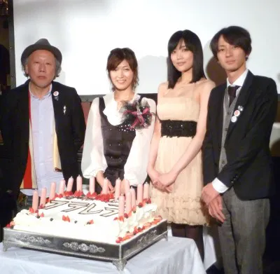 BONNIE PINK15周年企画リレー式ショートムービー「フラレラ」の完成披露試写会に登場した（写真中央左）BONNIE PINK、（写真中央右）佐藤江梨子