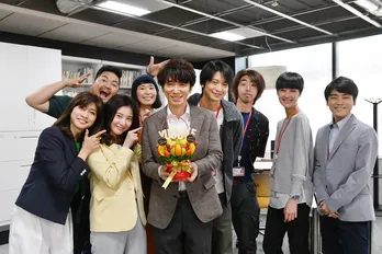 「わたし、定時で帰ります。」ユースケ・サンタマリアの誕生日を、キャストたちがお祝い！