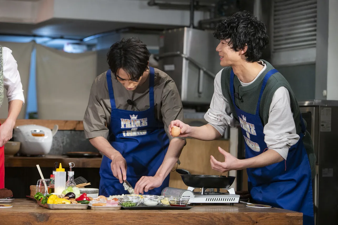 青チームの町田啓太＆清原翔は作業分担を分け、料理を進める