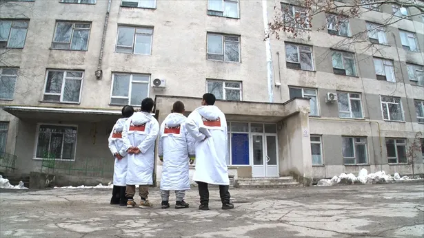 【写真を見る】モルドバにある今にも崩れそうな施設を職人が大修理！