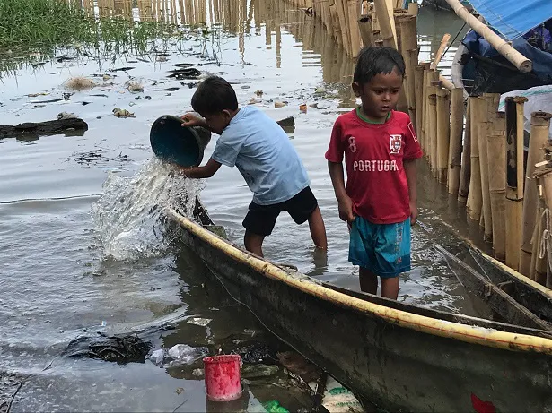 【写真を見る】インドネシアで環境問題の影響を受ける子どもたちに密着