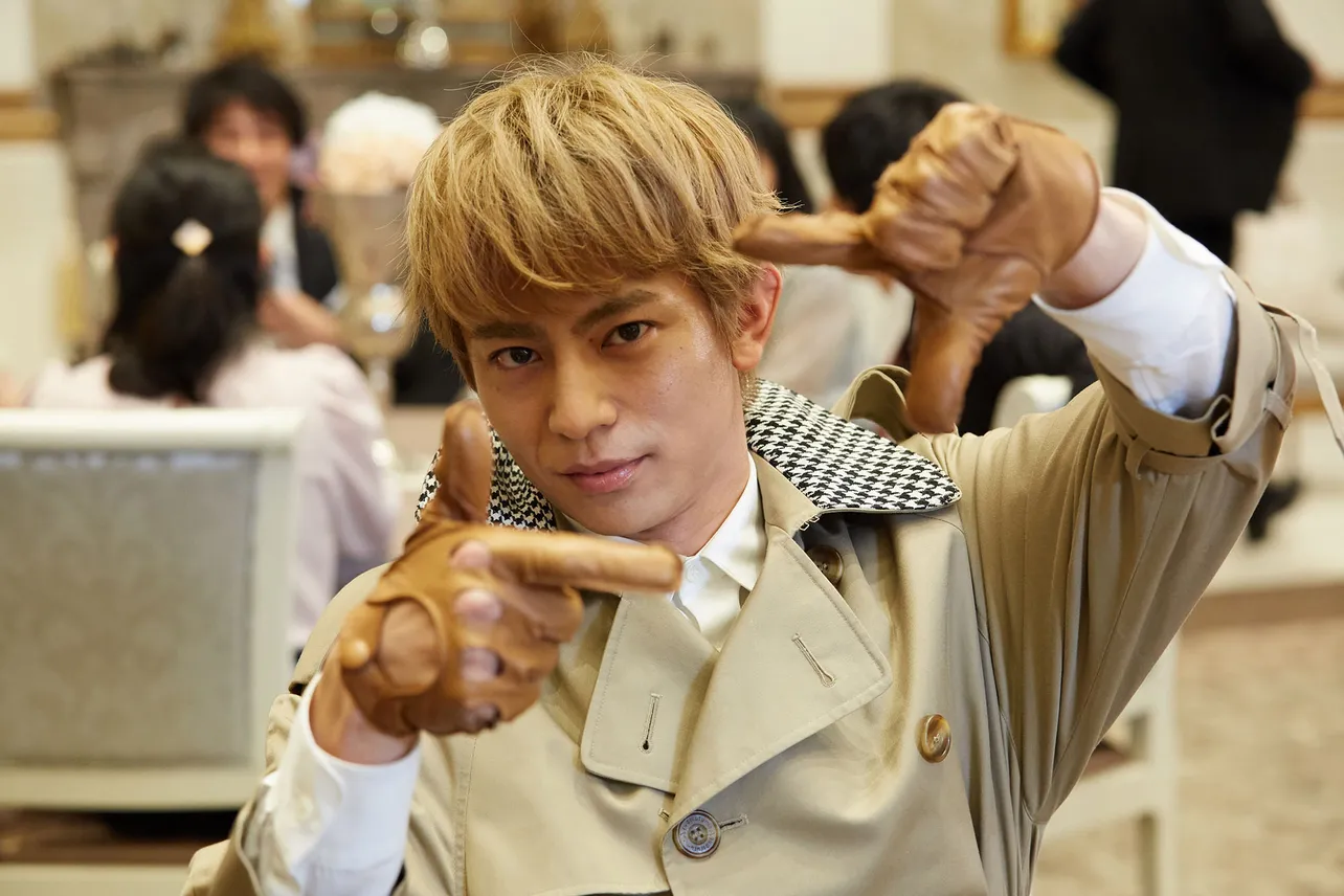 牧田哲也が演じる矢沢丈は金髪で奇抜なファッション、独特な感性でヒロインにアプローチするファッションデザイナー
